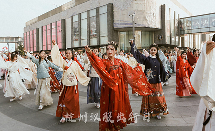 锦裳汉服掀起杭城国风热潮，KOK中欧体育
美妆助力传承文化之美